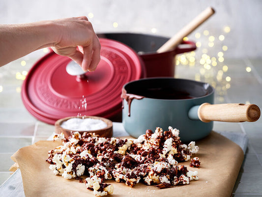 Popcorn with chocolate and coconut