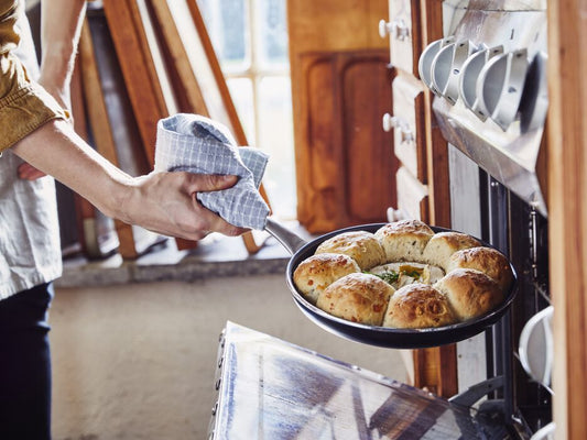 Break bread with camembert