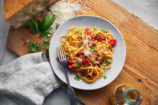 Pasta with fresh cherry tomatoes and basil