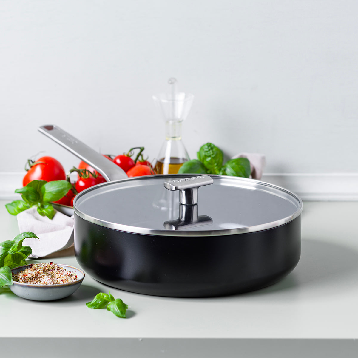 Evolution 26cm Skillet with Lid, Black