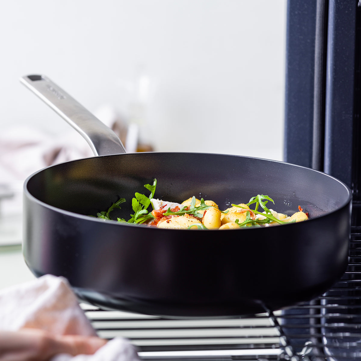 Evolution 26cm Skillet with Lid, Black
