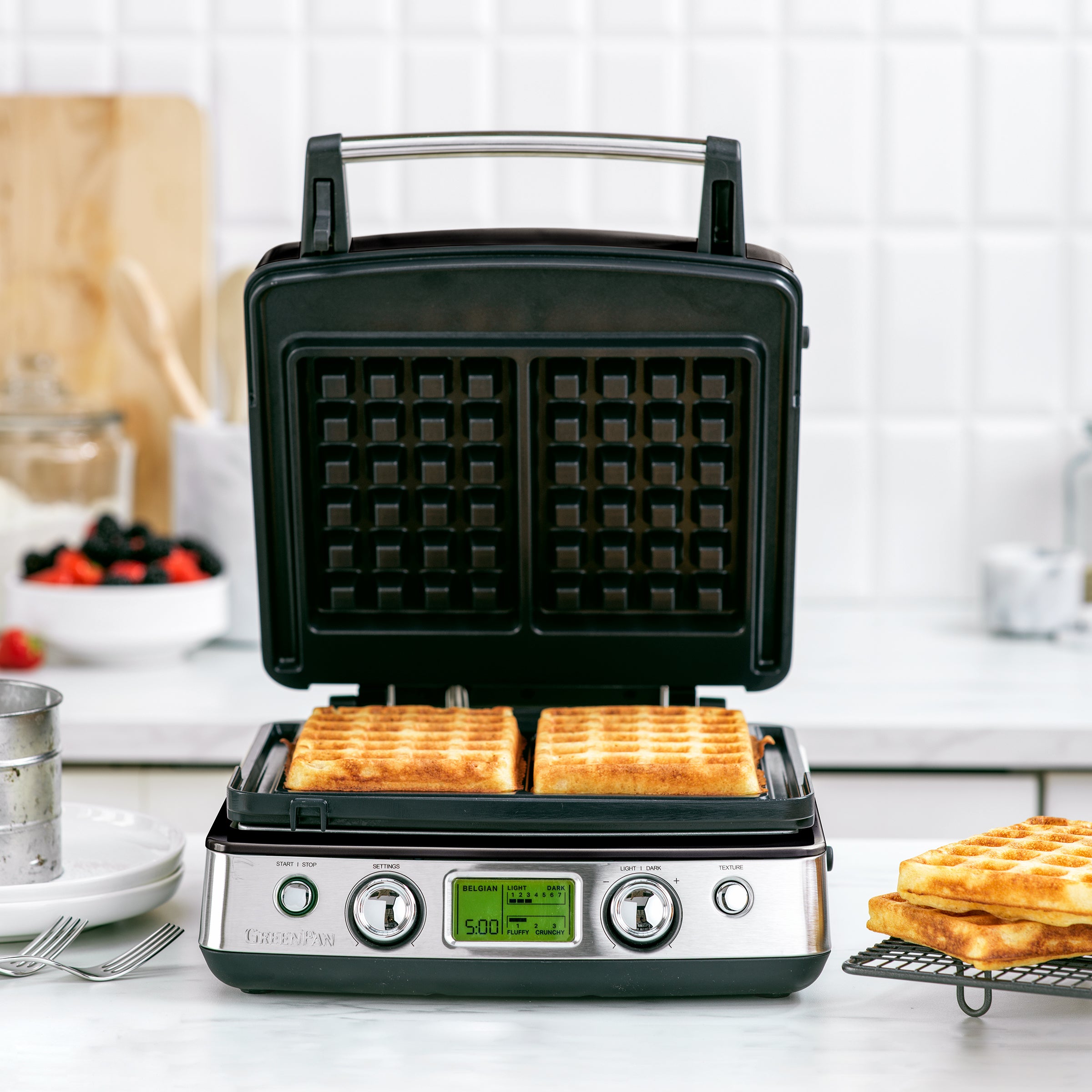 Waffle maker Glossy Black (incl. 2 sets of waffle plates)